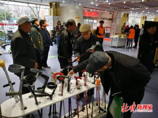 北京昌平老年用品展厅今天开幕,涉及护理床爬楼机等300种产品